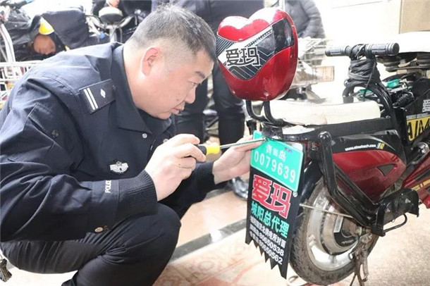 山東：青島城陽交警開展兩輪電動車掛牌上門服務(wù)