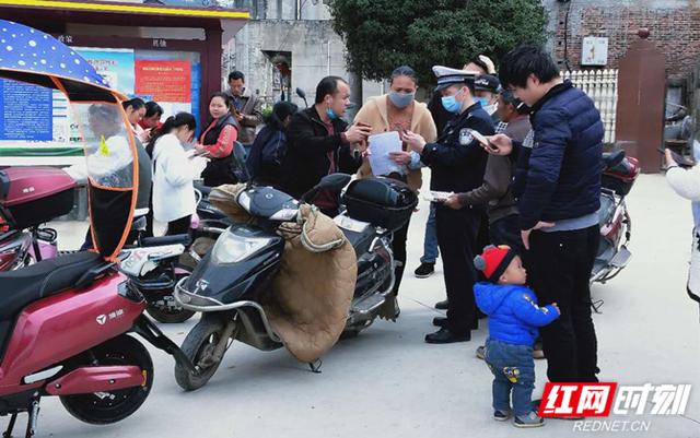 湖南：方便電動(dòng)車(chē)掛牌 藍(lán)山交警暖心“上門(mén)服務(wù)”