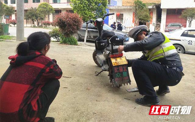 湖南：新邵交警進(jìn)村入戶為群眾電動(dòng)自行車免費(fèi)上牌