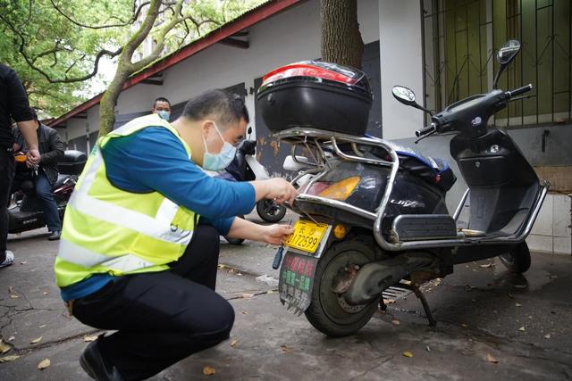湖南：開(kāi)福交警為醫(yī)務(wù)工作者提供電動(dòng)車登記上牌上門服務(wù)