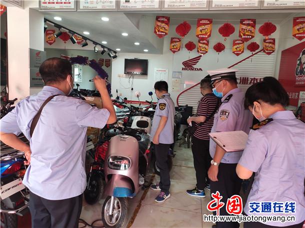 湖北：黃石西塞山交警聯(lián)合市場監(jiān)管局清查電動(dòng)車銷售點(diǎn)把好源頭關(guān)