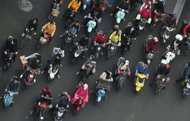 廣東：中山三鄉(xiāng)交警、郵政加班加點(diǎn)為260余輛電動(dòng)自行車上牌