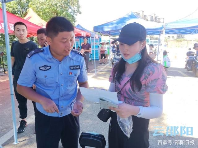 湖南：邵陽市民為驕陽下的雙清“焦警”點贊