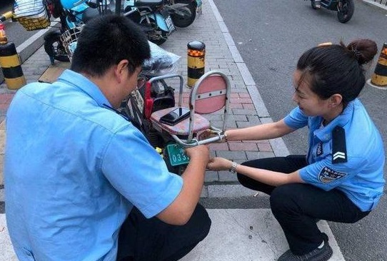 山東：淄博高新交警上街服務 全力推進無牌電動車“清零”