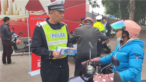廣東：更便利！交警上街宣傳電動(dòng)自行車(chē)上牌